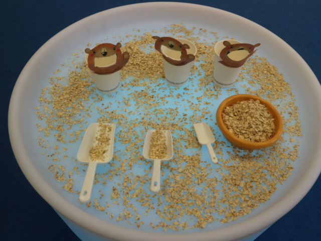 Wysłuchanie wiersza pt. "Miś" i zabawy sensoryczne.