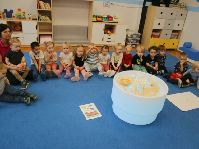 Wysłuchanie wiersza pt. "Miś" i zabawy sensoryczne.