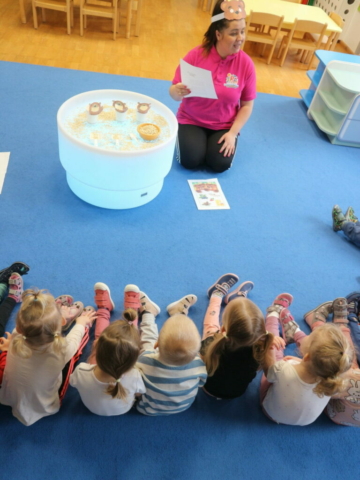 Wysłuchanie wiersza pt. "Miś" i zabawy sensoryczne.