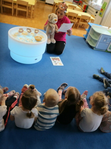 Wysłuchanie wiersza pt. "Miś" i zabawy sensoryczne.