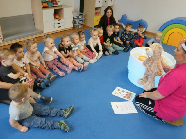 Wysłuchanie wiersza pt. "Miś" i zabawy sensoryczne.