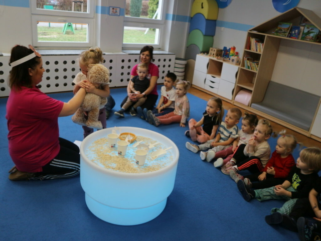 Wysłuchanie wiersza pt. "Miś" i zabawy sensoryczne.