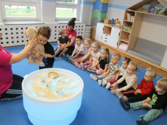 Wysłuchanie wiersza pt. "Miś" i zabawy sensoryczne.