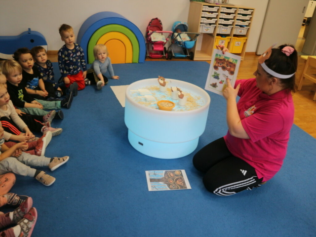 Wysłuchanie wiersza pt. "Miś" i zabawy sensoryczne.