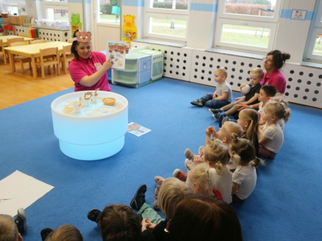 Wysłuchanie wiersza pt. "Miś" i zabawy sensoryczne.