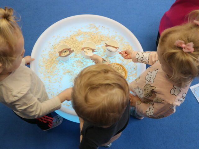 Wysłuchanie wiersza pt. "Miś" i zabawy sensoryczne.