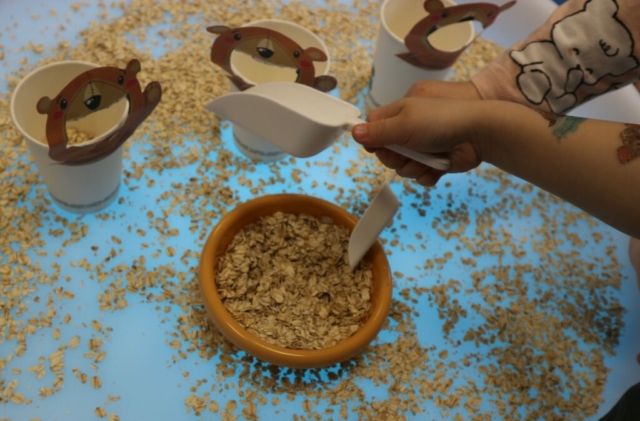 Wysłuchanie wiersza pt. "Miś" i zabawy sensoryczne.