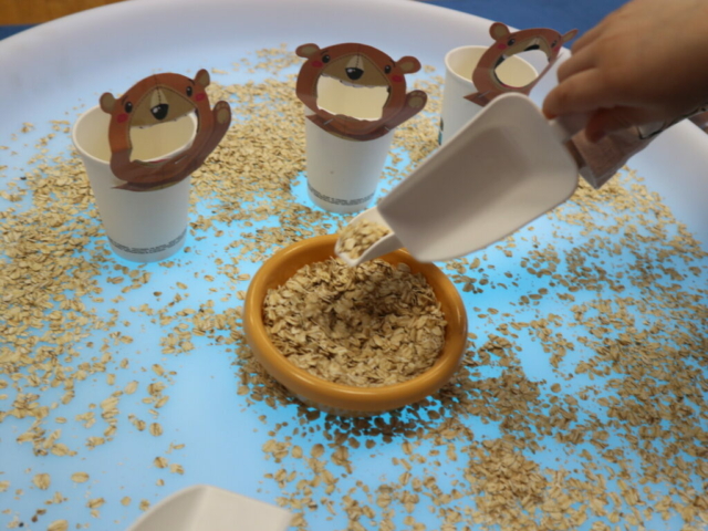 Wysłuchanie wiersza pt. "Miś" i zabawy sensoryczne.