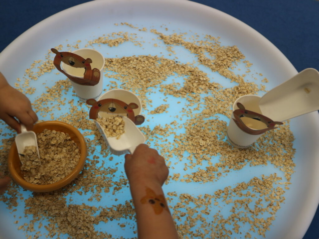 Wysłuchanie wiersza pt. "Miś" i zabawy sensoryczne.