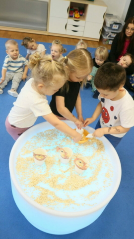 Wysłuchanie wiersza pt. "Miś" i zabawy sensoryczne.