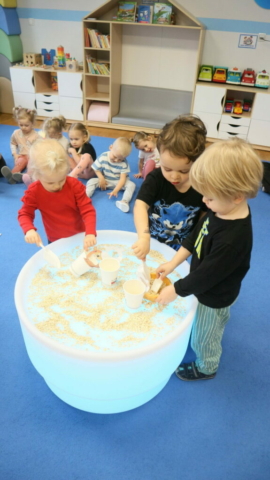 Wysłuchanie wiersza pt. "Miś" i zabawy sensoryczne.