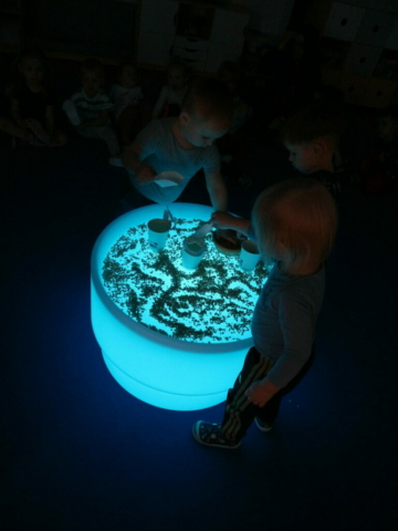 Wysłuchanie wiersza pt. "Miś" i zabawy sensoryczne.