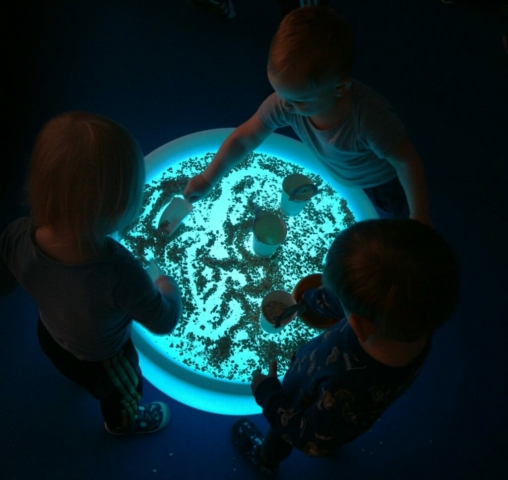 Wysłuchanie wiersza pt. "Miś" i zabawy sensoryczne.