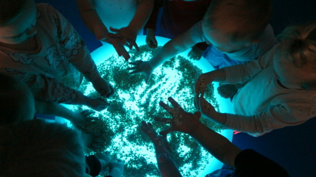 Wysłuchanie wiersza pt. "Miś" i zabawy sensoryczne.