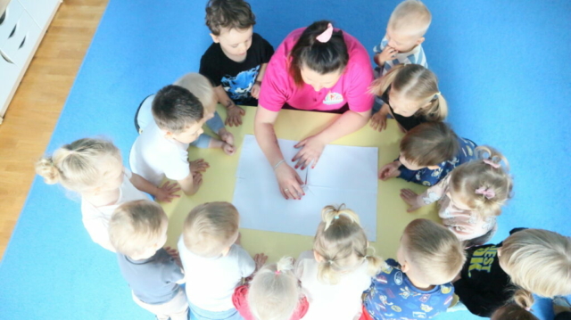 Wysłuchanie wiersza pt. "Miś" i zabawy sensoryczne.