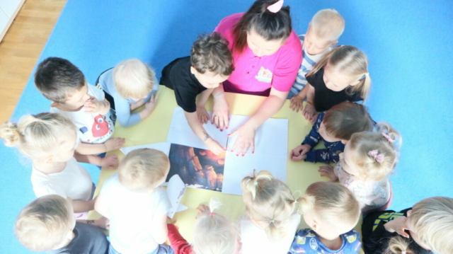 Wysłuchanie wiersza pt. "Miś" i zabawy sensoryczne.