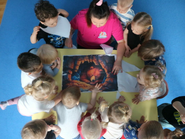 Wysłuchanie wiersza pt. "Miś" i zabawy sensoryczne.