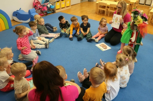 Wysłuchanie wiersza pt." Przyjście wiosny "