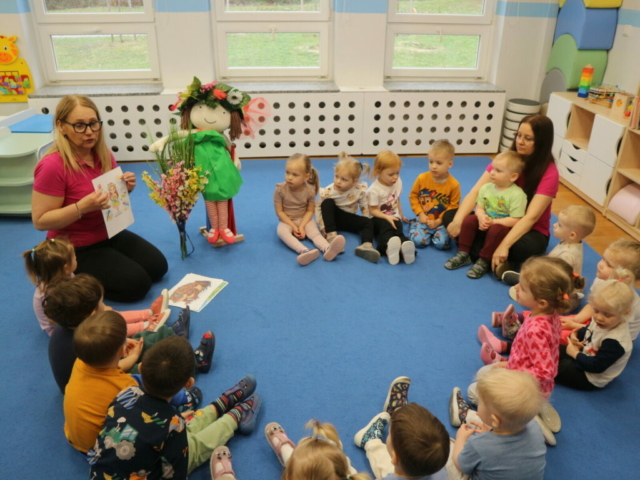 Wysłuchanie wiersza pt." Przyjście wiosny "