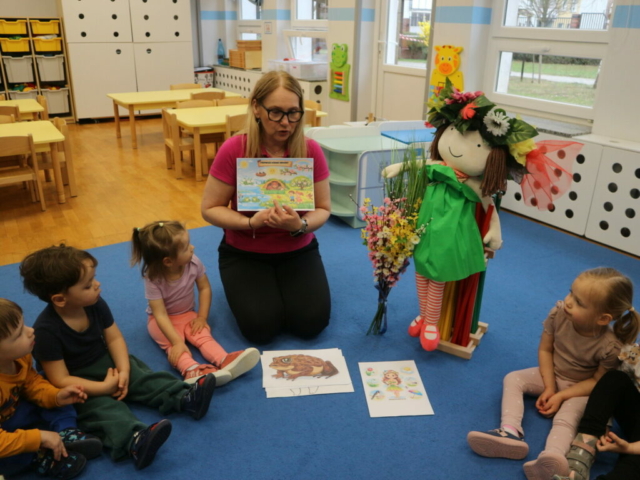 Wysłuchanie wiersza pt." Przyjście wiosny "