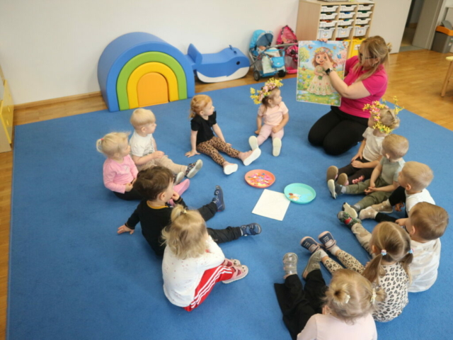 Wyklejanie kolorowym papierem sylwety Pani Wiosny