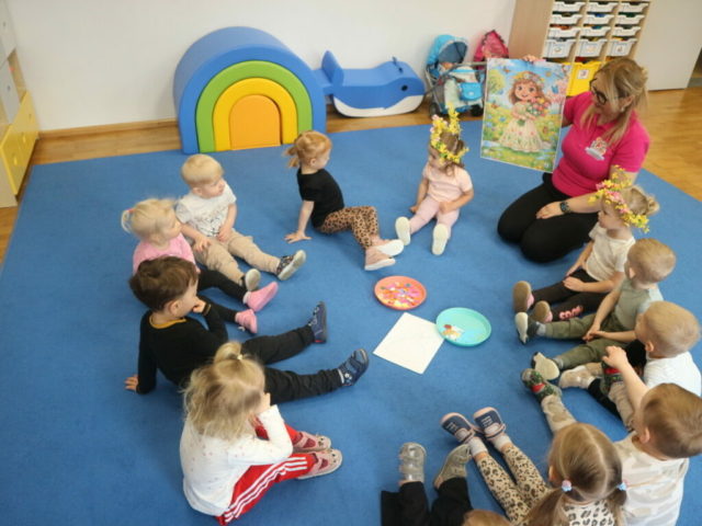 Wyklejanie kolorowym papierem sylwety Pani Wiosny