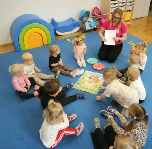 Wyklejanie kolorowym papierem sylwety Pani Wiosny