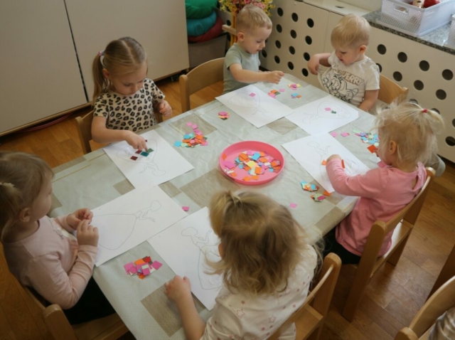 Wyklejanie kolorowym papierem sylwety Pani Wiosny